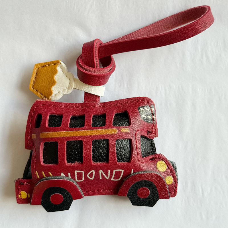 Kožni privjesak za torbu s motivom londonskog autobusa i šalice kave, ručna izrada