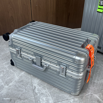 28-inčni kofer s aluminijskim okvirom, srebrne boje, velik kapacitet, unisex, okretni kotači, tiho putovanje