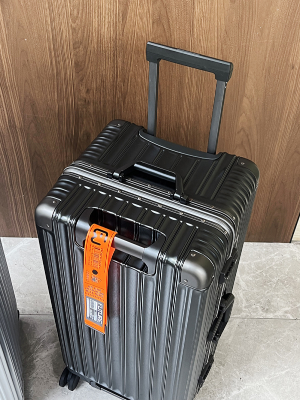 28-inčni kofer s aluminijskim okvirom, srebrne boje, velik kapacitet, unisex, okretni kotači, tiho putovanje