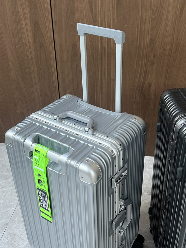 28-inčni kofer s aluminijskim okvirom, srebrne boje, velik kapacitet, unisex, okretni kotači, tiho putovanje