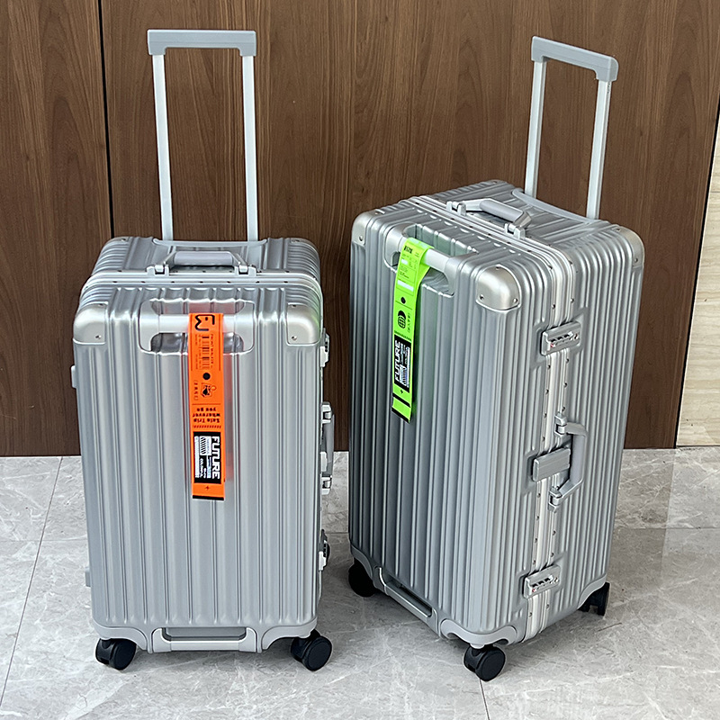 28-inčni kofer s aluminijskim okvirom, srebrne boje, velik kapacitet, unisex, okretni kotači, tiho putovanje