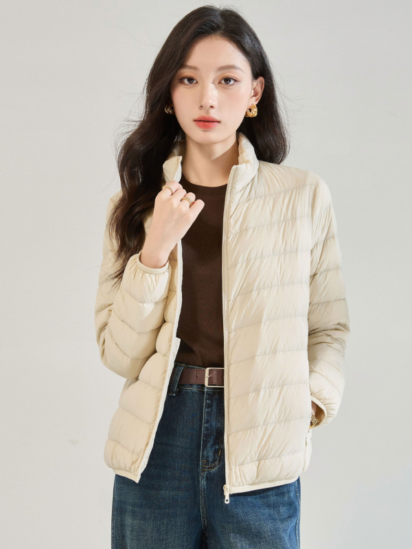 2025 Χειμώνας: γυναικείο κοντό down jacket με standing collar, μίνιμαλ στυλ, ελαφρύ και casual