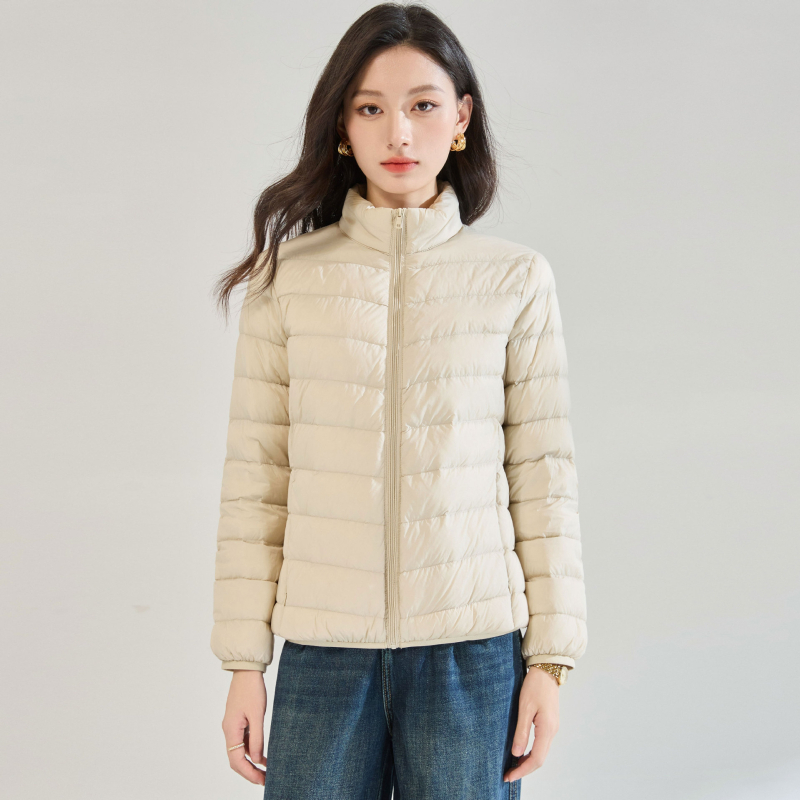 2025 Χειμώνας: γυναικείο κοντό down jacket με standing collar, μίνιμαλ στυλ, ελαφρύ και casual