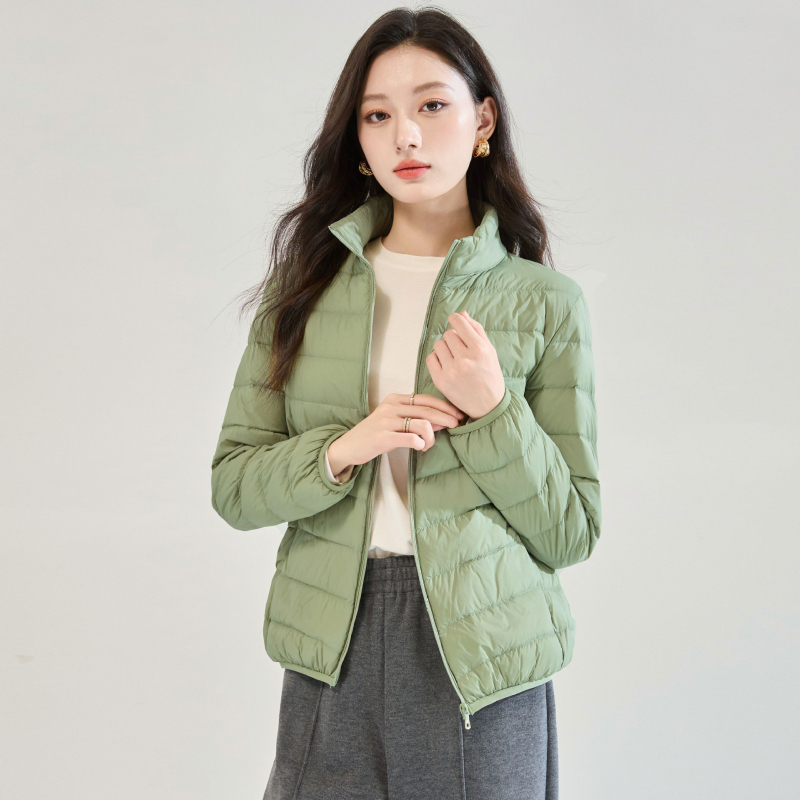 2025 Χειμώνας: γυναικείο κοντό down jacket με standing collar, μίνιμαλ στυλ, ελαφρύ και casual