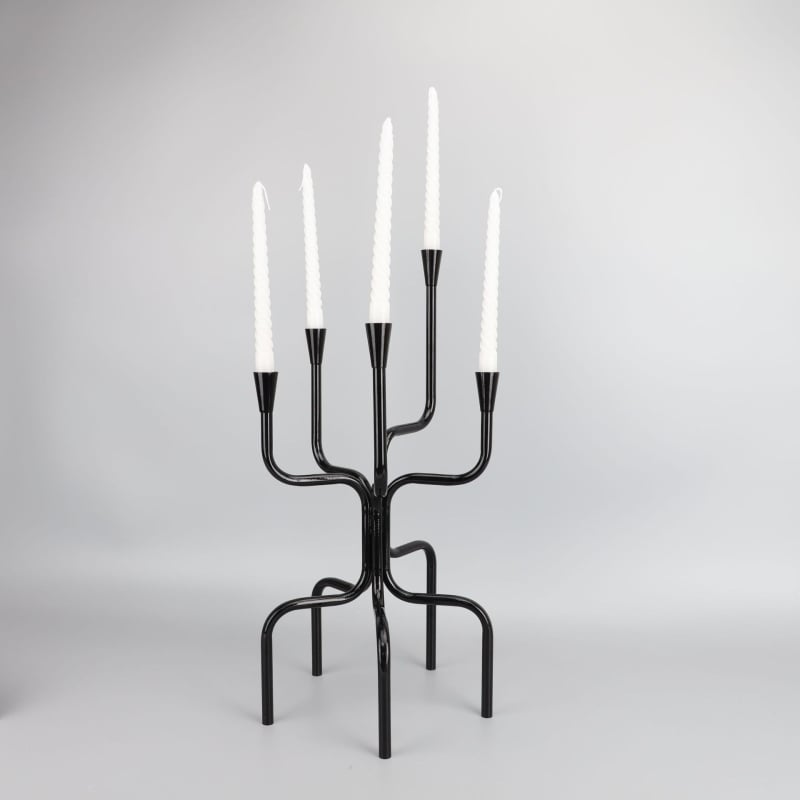 Suport de lumânări din metal cu finisaj electroplacat, design modern minimalist pentru living și birou.