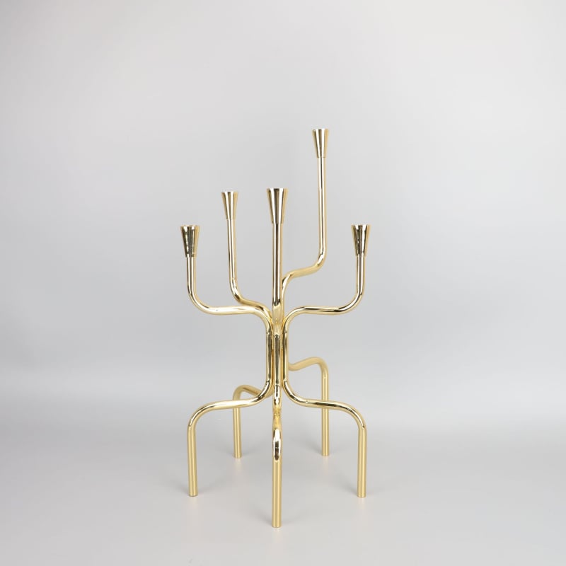 Suport de lumânări din metal cu finisaj electroplacat, design modern minimalist pentru living și birou.