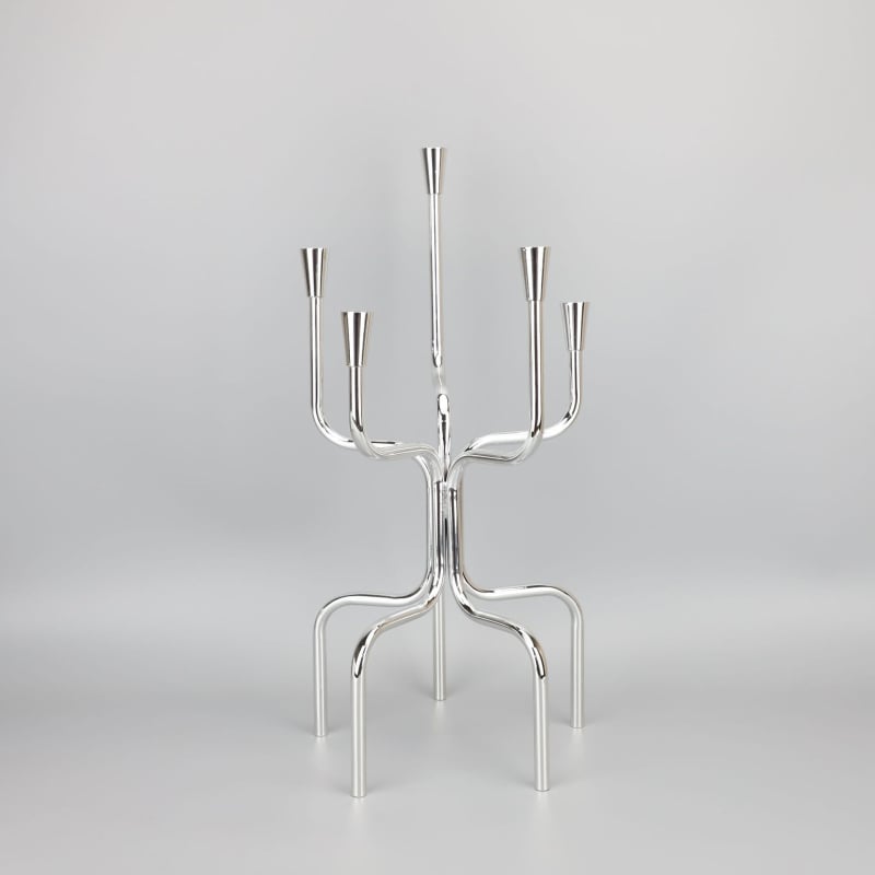Suport de lumânări din metal cu finisaj electroplacat, design modern minimalist pentru living și birou.
