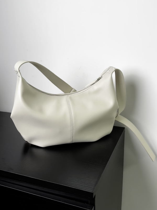 Dumpling torba od prvog sloja teleće kože, crossbody torba, prirodna koža, srednja veličina, svakodnevna uporaba za žene