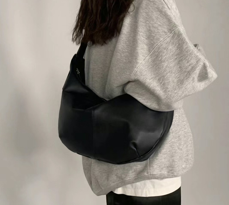 Dumpling torba od prvog sloja teleće kože, crossbody torba, prirodna koža, srednja veličina, svakodnevna uporaba za žene