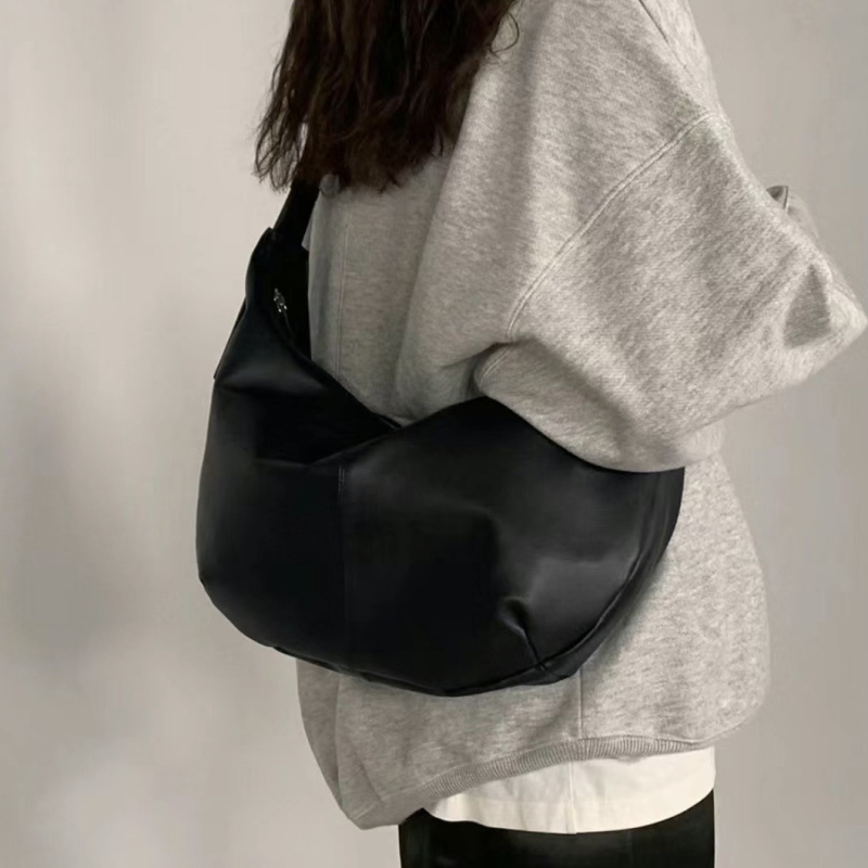 Dumpling torba od prvog sloja teleće kože, crossbody torba, prirodna koža, srednja veličina, svakodnevna uporaba za žene
