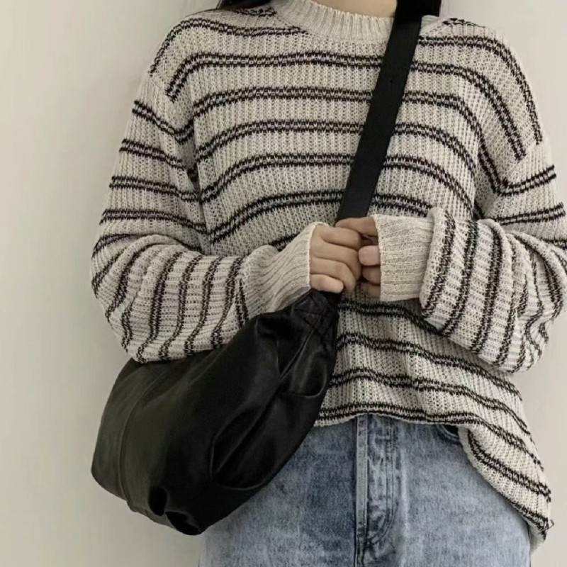 Dumpling torba od prvog sloja teleće kože, crossbody torba, prirodna koža, srednja veličina, svakodnevna uporaba za žene