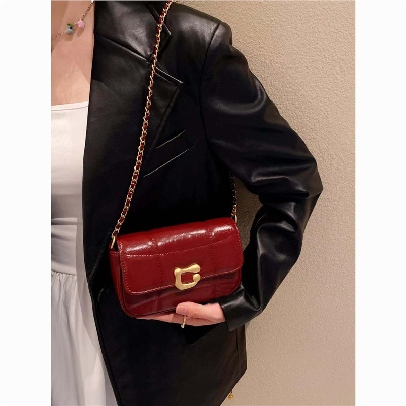 Vino-crvena PU kožna crossbody torbica s lančićem, mala kvadratna torbica za žene