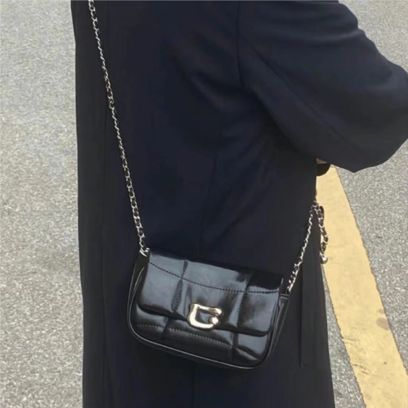 Vino-crvena PU kožna crossbody torbica s lančićem, mala kvadratna torbica za žene