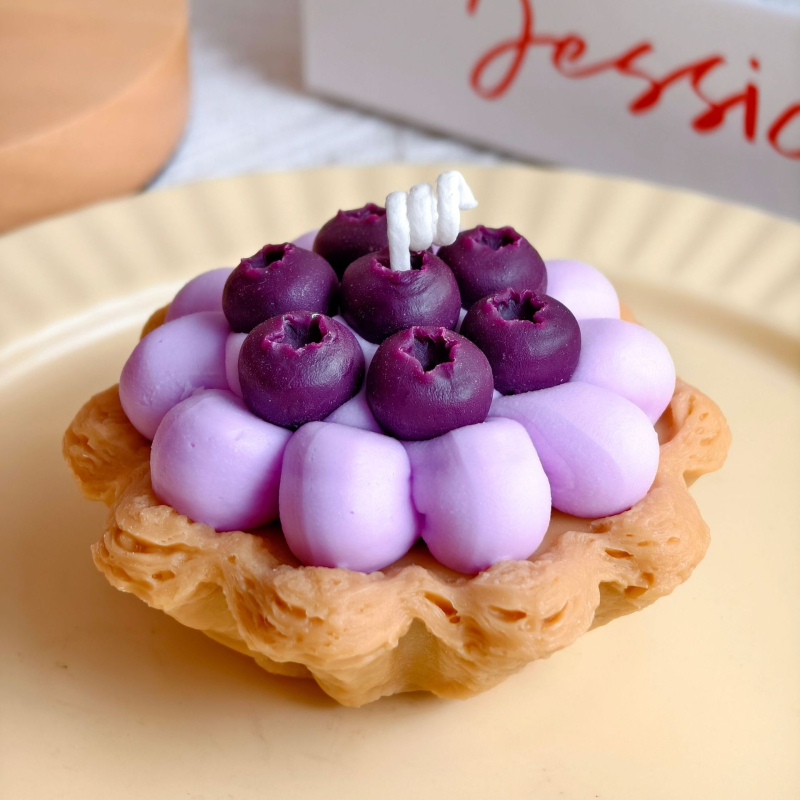 Aromatska svijeća s mirisom tartova od jaja, oblici kroasana i torti sa suncokretom, ukras od sojinog voska, jagoda i borovnica voćni tartovi