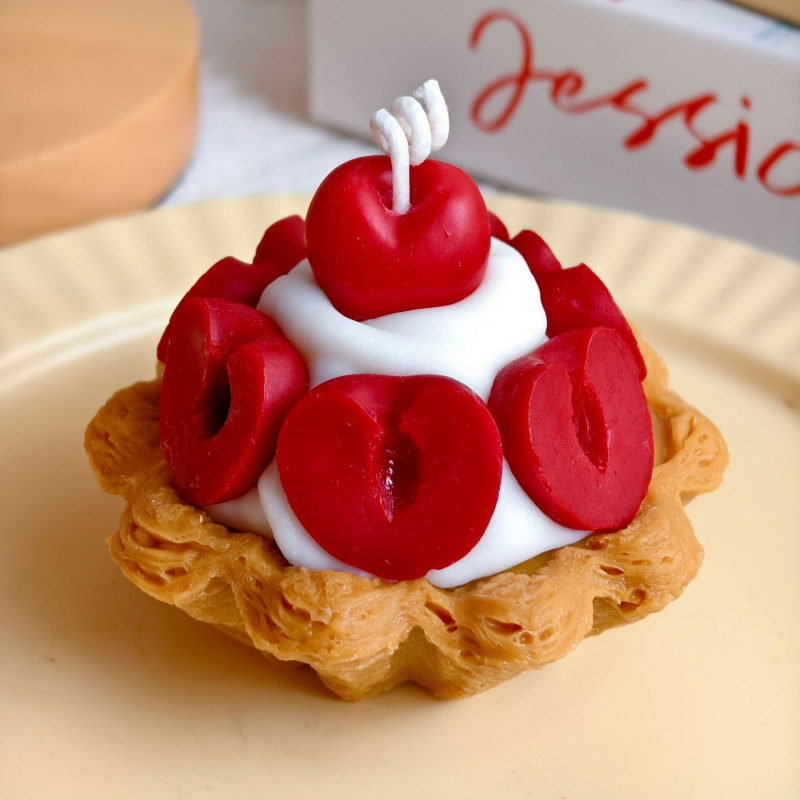 Aromatska svijeća s mirisom tartova od jaja, oblici kroasana i torti sa suncokretom, ukras od sojinog voska, jagoda i borovnica voćni tartovi