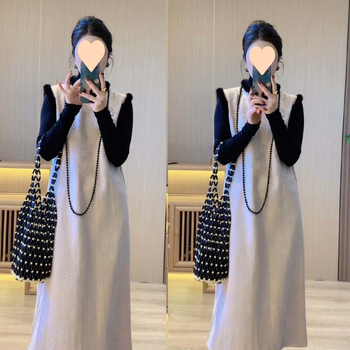Costum de damă cu fustă pentru toamnă-iarnă, stil inspirat din China, design minimalist cu blocuri de culoare, top tricotat cald și fustă cu mâneci lungi