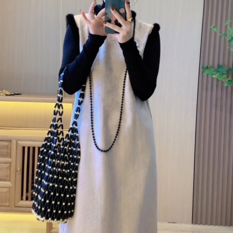 Costum de damă cu fustă pentru toamnă-iarnă, stil inspirat din China, design minimalist cu blocuri de culoare, top tricotat cald și fustă cu mâneci lungi
