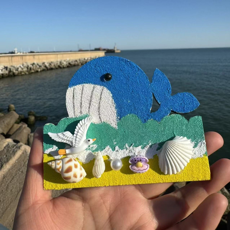 Magnet de frigider cu pictură texturată, motiv marin și plajă, scoici naturale – suvenir de călătorie