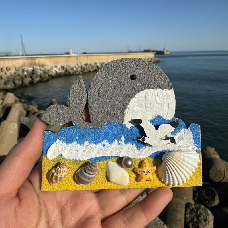 Magnet de frigider cu pictură texturată, motiv marin și plajă, scoici naturale – suvenir de călătorie