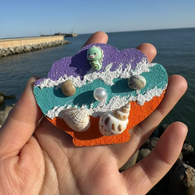 Magnet de frigider cu pictură texturată, motiv marin și plajă, scoici naturale – suvenir de călătorie