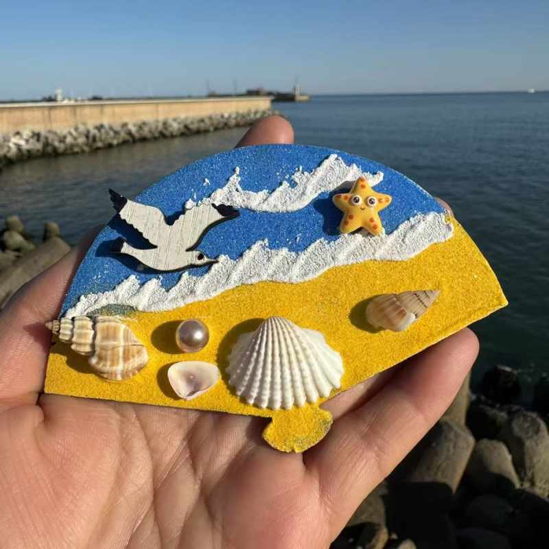 Magnet de frigider cu pictură texturată, motiv marin și plajă, scoici naturale – suvenir de călătorie