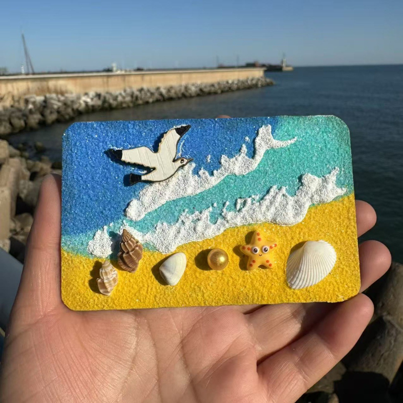 Magnet de frigider cu pictură texturată, motiv marin și plajă, scoici naturale – suvenir de călătorie