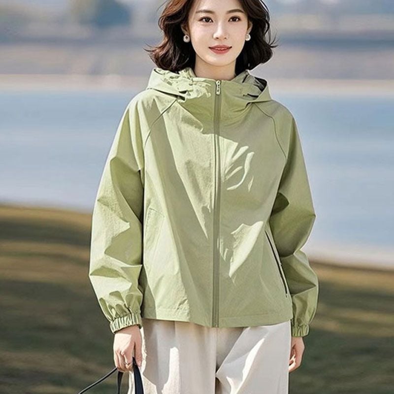 Primăvara 2025: jachetă scurtă cu glugă pentru femei