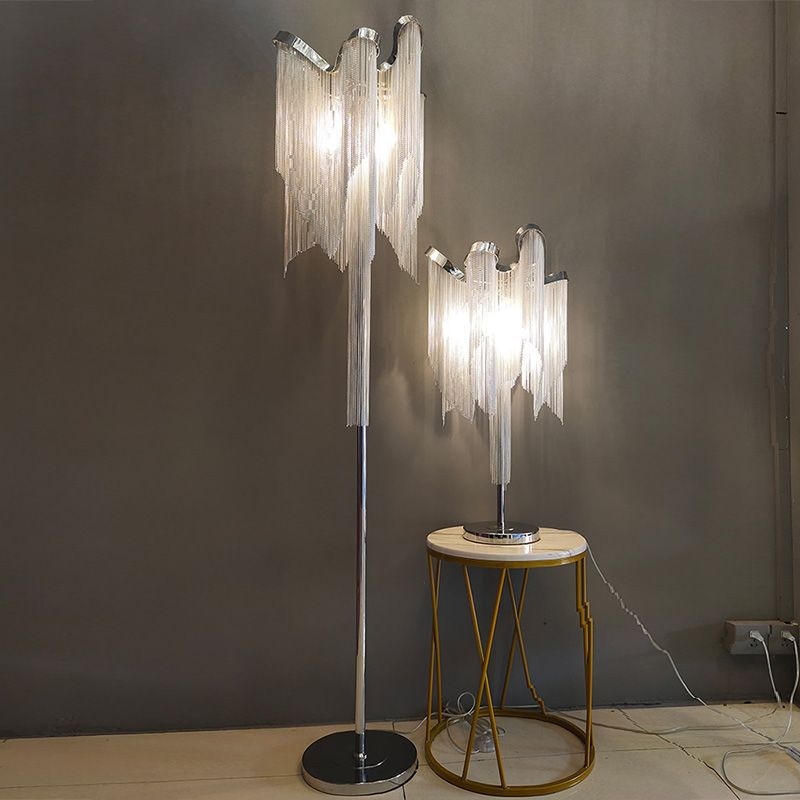 Stojeća lampa inspirirana talijanskim dizajnom, luksuzan detalj s resama, za dnevni boravak i spavaću sobu.