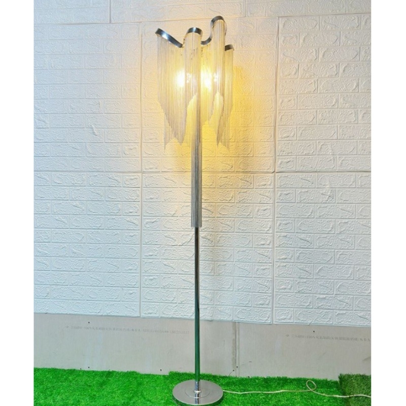 Stojeća lampa inspirirana talijanskim dizajnom, luksuzan detalj s resama, za dnevni boravak i spavaću sobu.