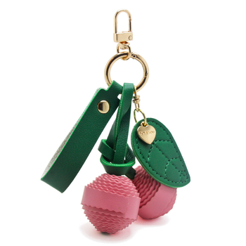 Breloc din piele cu motiv cireș și pandant țesut sub formă de bilă – accesoriu la modă