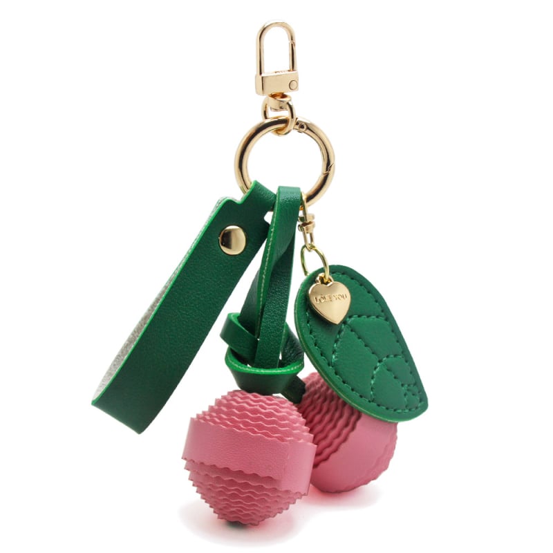 Breloc din piele cu motiv cireș și pandant țesut sub formă de bilă – accesoriu la modă