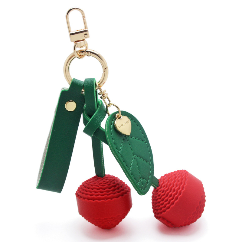 Breloc din piele cu motiv cireș și pandant țesut sub formă de bilă – accesoriu la modă