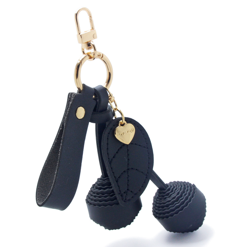 Breloc din piele cu motiv cireș și pandant țesut sub formă de bilă – accesoriu la modă