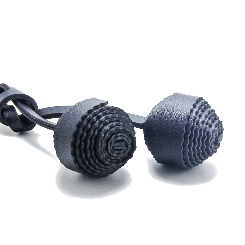 Breloc din piele cu motiv cireș și pandant țesut sub formă de bilă – accesoriu la modă