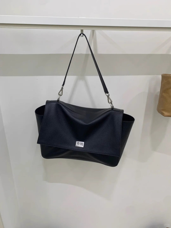 Kožna crossbody torba, inspirirana stilom influencera, novi model 2025, gradski minimalistički dizajn, velika kapaciteta
