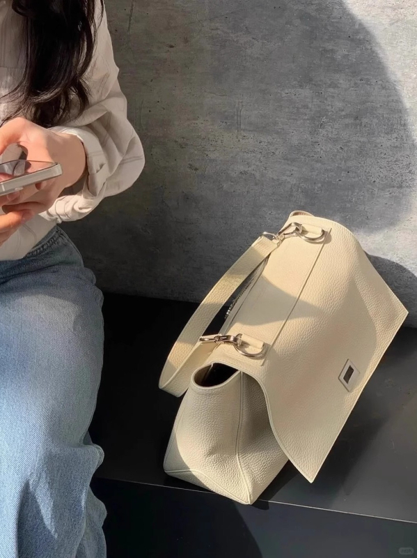 Kožna crossbody torba, inspirirana stilom influencera, novi model 2025, gradski minimalistički dizajn, velika kapaciteta