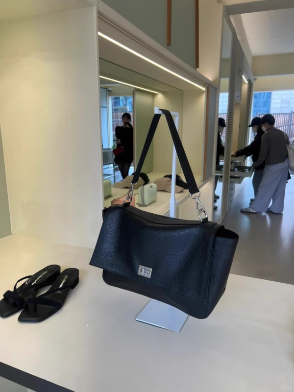 Kožna crossbody torba, inspirirana stilom influencera, novi model 2025, gradski minimalistički dizajn, velika kapaciteta