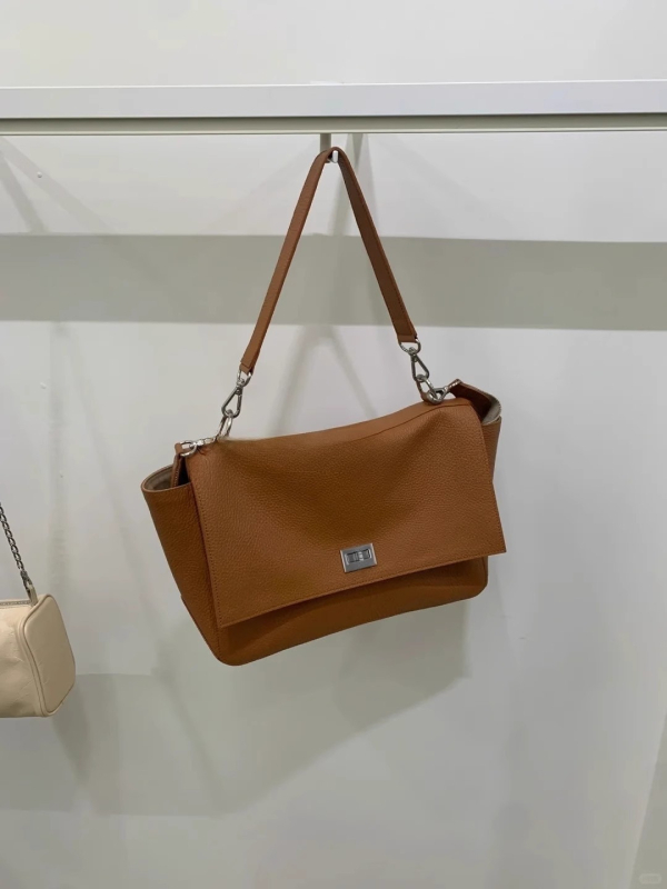 Kožna crossbody torba, inspirirana stilom influencera, novi model 2025, gradski minimalistički dizajn, velika kapaciteta