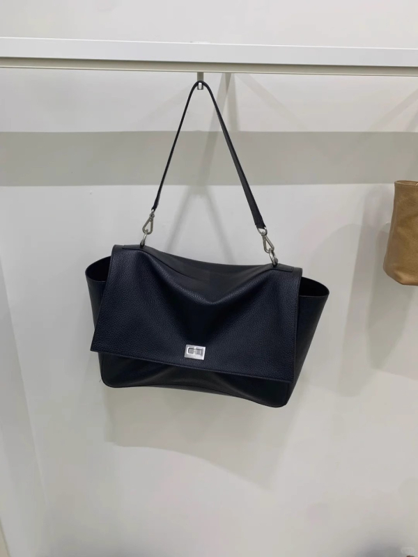 Kožna crossbody torba, inspirirana stilom influencera, novi model 2025, gradski minimalistički dizajn, velika kapaciteta