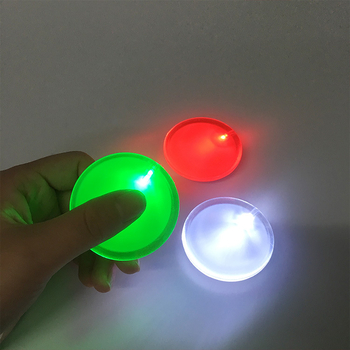 5 cm кръгла пластмасова LED светеща значка с печат на лого, избор от няколко цвята, безопасно индивидуално опакована