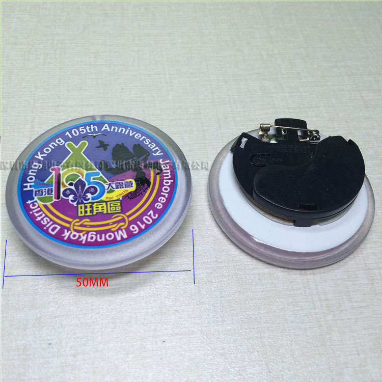 5 cm кръгла пластмасова LED светеща значка с печат на лого, избор от няколко цвята, безопасно индивидуално опакована