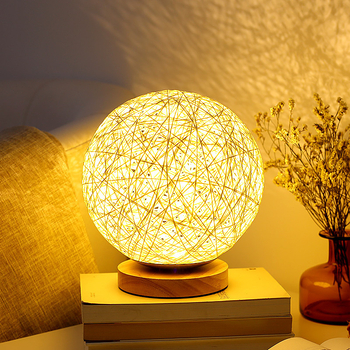 LED noćna stolna lampica s ratan kuglom i projekcijom zvjezdane nebeske atmosfere, ambijentalno osvjetljenje, USB lampa za dječju sobu