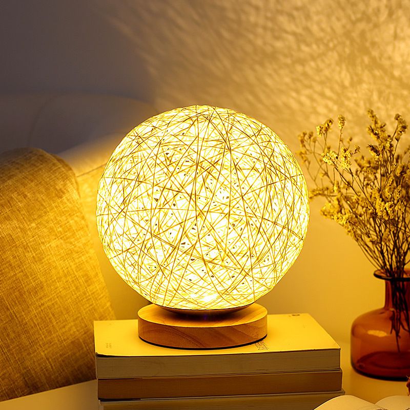 LED noćna stolna lampica s ratan kuglom i projekcijom zvjezdane nebeske atmosfere, ambijentalno osvjetljenje, USB lampa za dječju sobu
