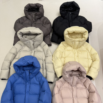 Női pehelykabát felhőhatású, rövid fazon, 90% fehér kacsa pehely, karcsú szabás, kapucnival, vastag meleg kabát
