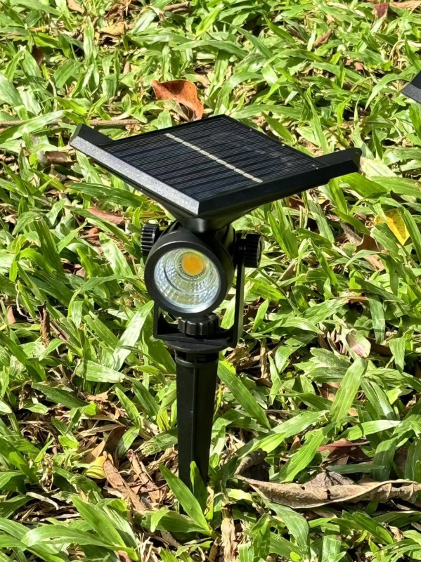 Solarna vrtna svjetiljka za vanjsku upotrebu s LED usmjerenim svjetlom, pogodna za travu, cvijeće, zidove, tlo i drveće, ukrašavanje dvorišta
