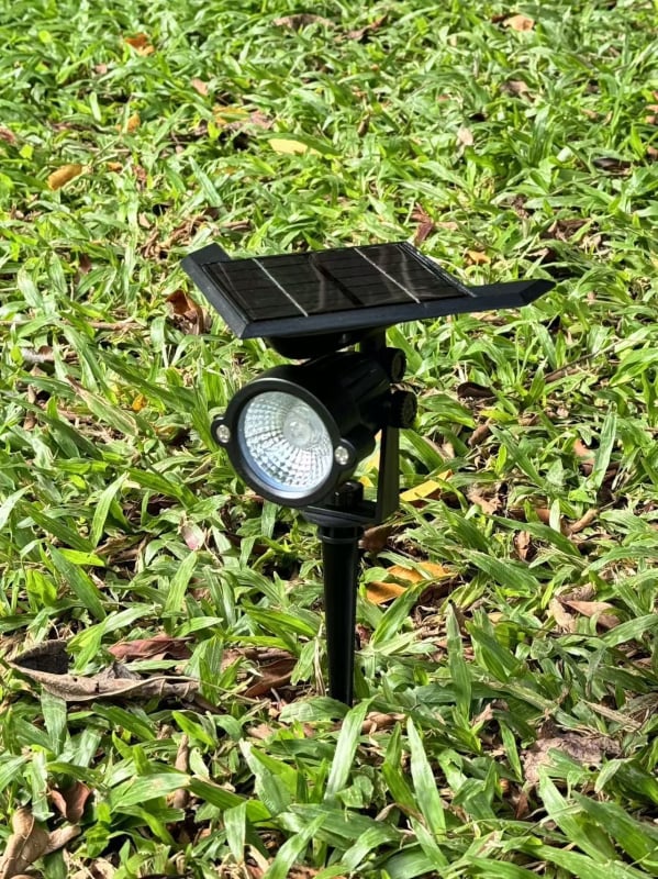 Solarna vrtna svjetiljka za vanjsku upotrebu s LED usmjerenim svjetlom, pogodna za travu, cvijeće, zidove, tlo i drveće, ukrašavanje dvorišta