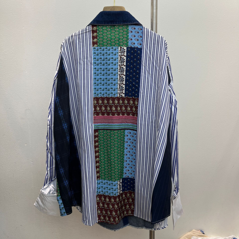 Ženska džins košulja s prugama i patchworkom, opuštena kroj, dugi rukav, polo ovratnik, gradski stil, jesen 2025