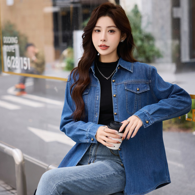 Plava vintage denim košulja s flis podstavom, opuštenog kroja, svestran komad za svakodnevno nošenje