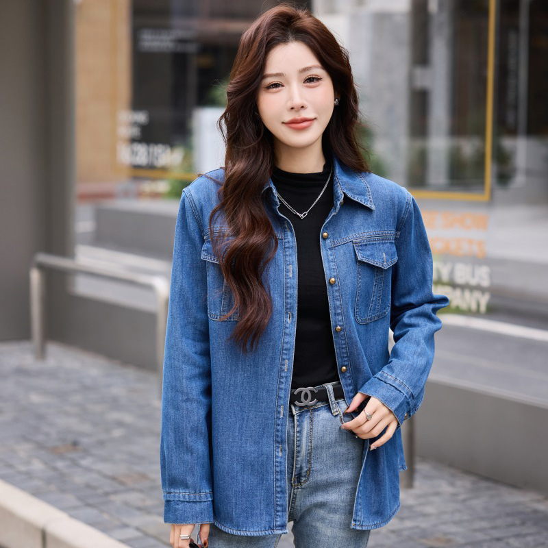 Plava vintage denim košulja s flis podstavom, opuštenog kroja, svestran komad za svakodnevno nošenje