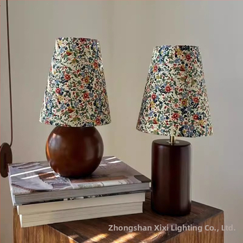 Vintage štýlu stredného obdobia – francúzska pastoračná nočná lampa s kvetinovým vzorom